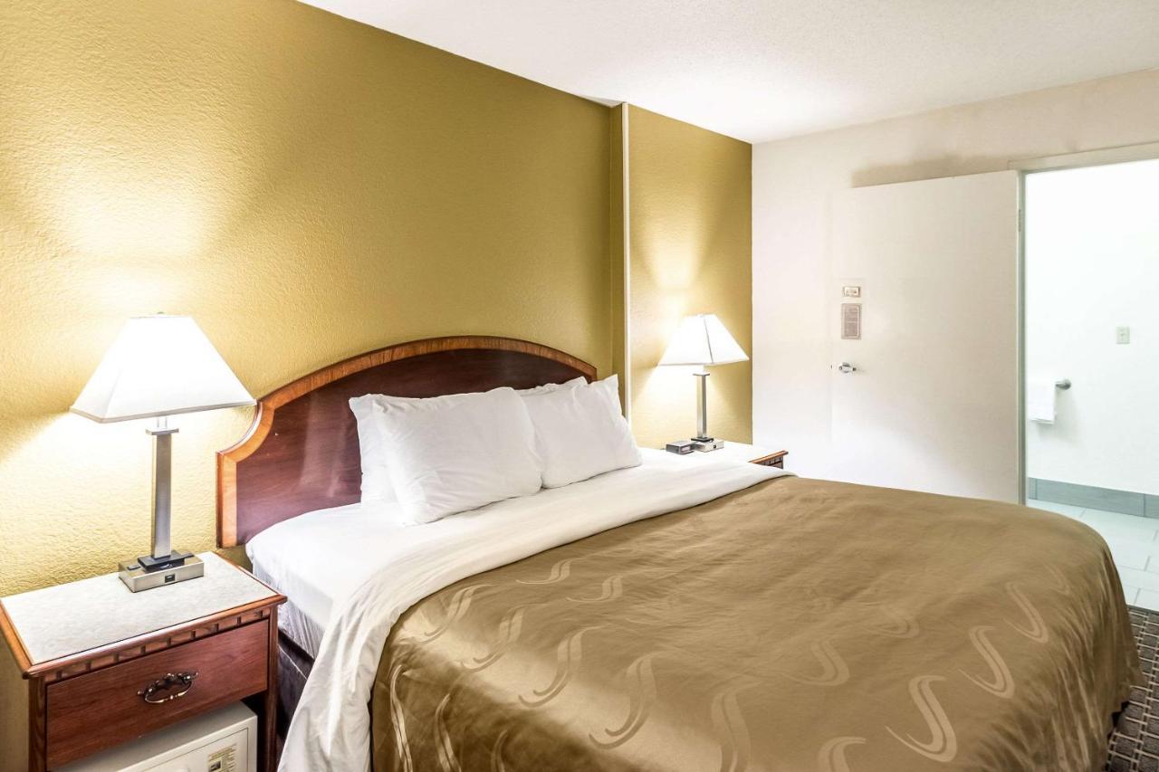 Quality Inn Milwaukee- Brookfield Exterior foto