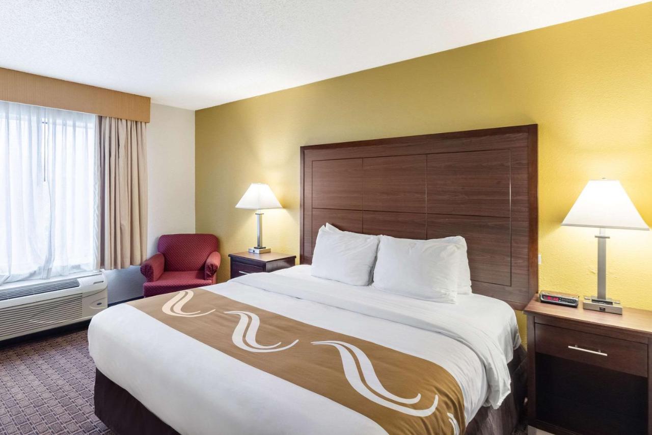 Quality Inn Milwaukee- Brookfield Exterior foto